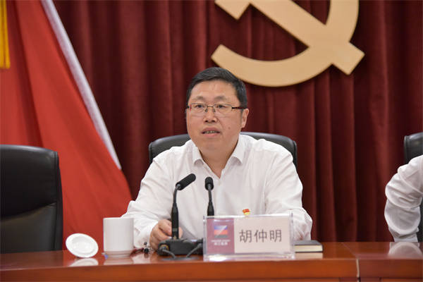 集團黨委書記、董事長胡仲明上專題黨課。 祝益軍 攝.jpg